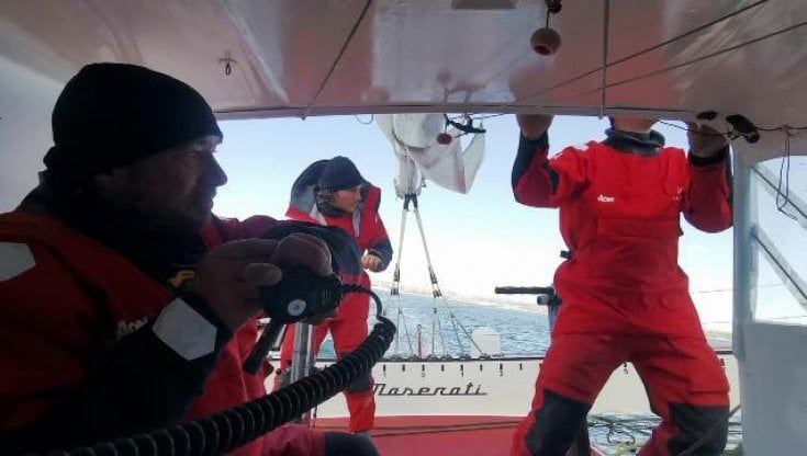 Vela, Soldini e Maserati Multi 70 volano: abbassato di 2 ore il record da Plymouth a La Rochelle