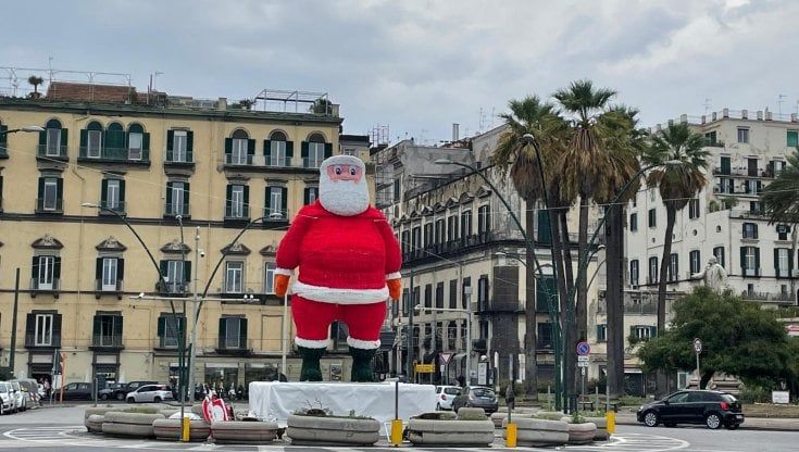 Napoli, un mega Babbo Natale a piazza Vittoria: ma è solo il 5 ottobre