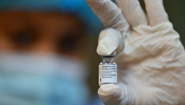 Coronavirus Lazio, la Regione rivoluziona il piano vaccinale: "Solo Pfizer alla Nuvola e a Fiumicino"