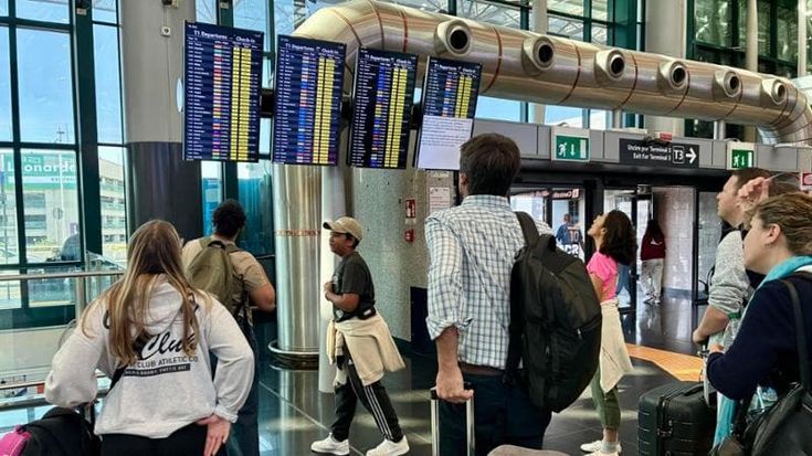 Caos aerei, voli bloccati per ore in Italia per un’avaria alla rete dati, poi sanata