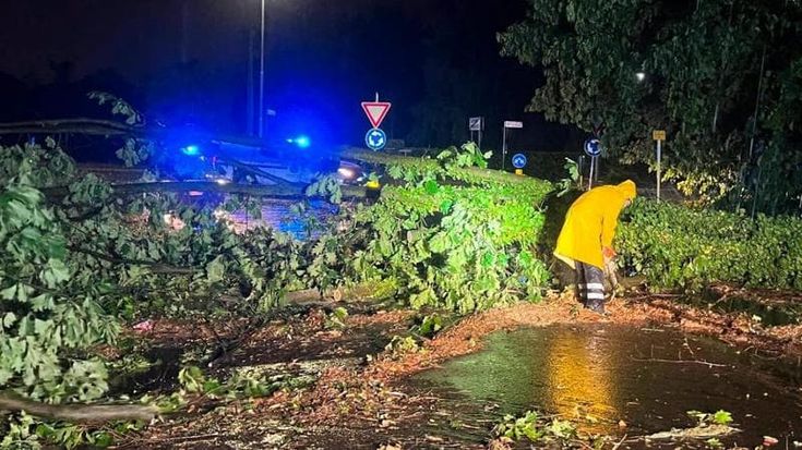 Maltempo, danni nel Lecchese e tromba d'aria in provincia di Cremona. Un morto nel lago di Como