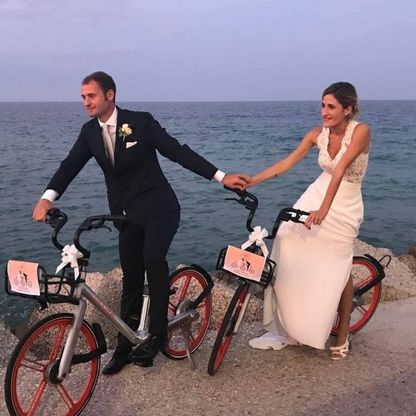 Pesaro, il sì di Giulia e Gianfilippo a zero emissioni: una Mobike per sposi e invitati