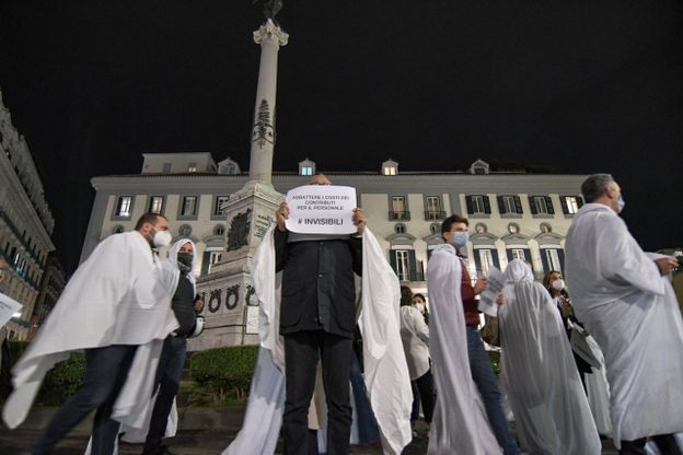 Piazza dei Martiri, la protesta dei commercianti, "Siamo dei fantasmi, il 50 per cento delle nostre attività chiuderà"