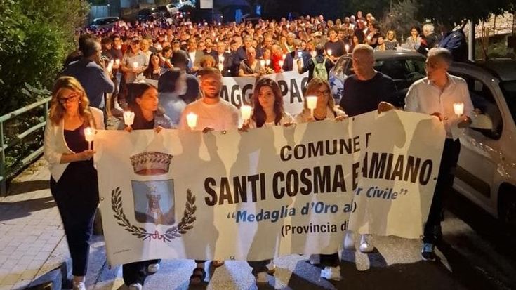 Anche la preside e i compagni alla fiaccolata per Paolo Mendico. Il padre: “Non c’è consolazione”