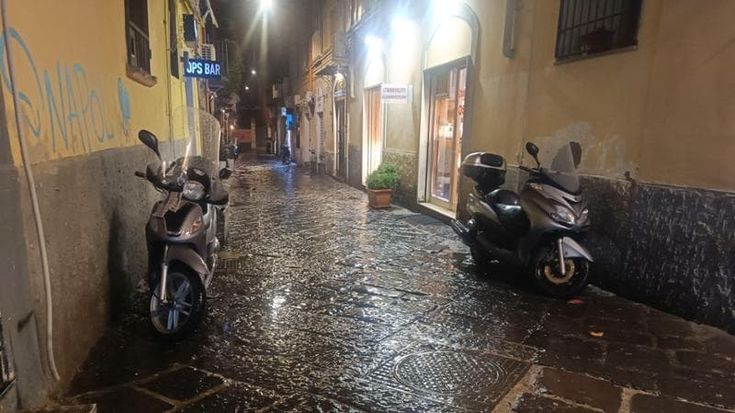 Chiaia, paura durante la movida: spari contro gestore di un locale, arrestati due giovani