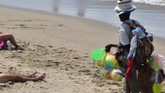 Spiagge sicure, la Puglia prima per le multe agli ambulanti: 663 sanzioni