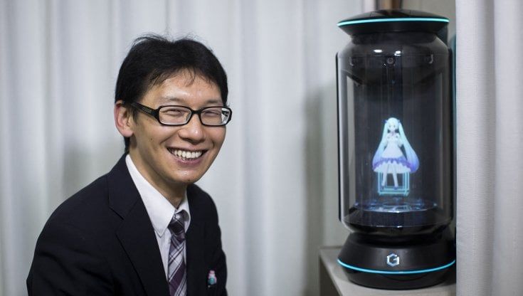 Il matrimonio tra il signor Kondo e Hatsune Miku, l'uomo che ha sposato un ologramma