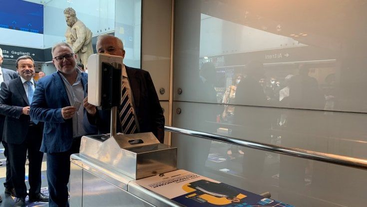 Metro, funicolari, Alibus, Circum e Cumana: da oggi si può pagare con il Bancomat ai tornelli
