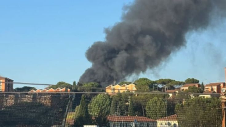 Maxi rogo in via Isacco Newton: la strada viene chiusa al traffico