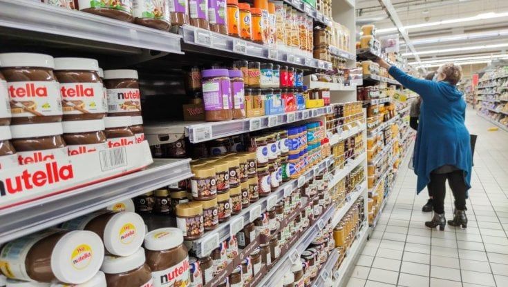 Rapinatore tira un barattolo di Nutella contro il direttore del supermercato e gli rompe il  naso. Arrestato