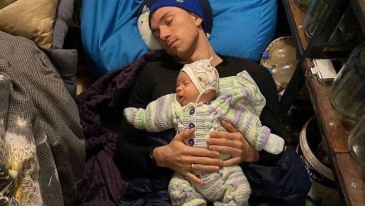 Ucraina, Tsymbal dalle Olimpiadi alla guerra: la foto nel bunker con il figlio neonato 