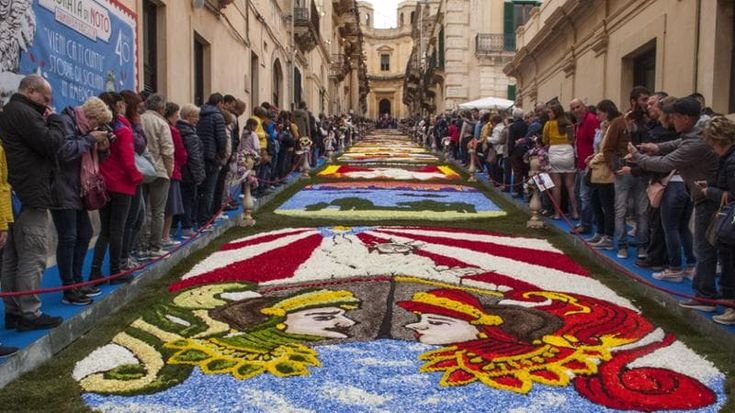Marilyn e Freddie Mercury, l’Infiorata di Noto celebra il Pop
