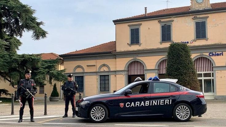 Tenta di uccidere la madre per una bolletta dell’acqua. La moglie salva la suocera
