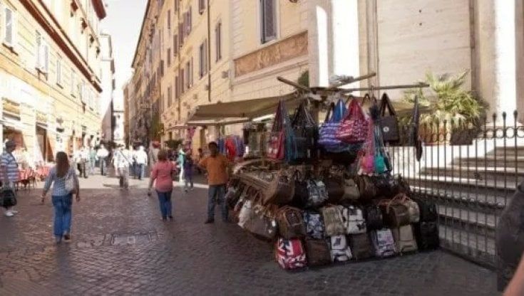 Roma, Scontro tra Raggi e Alfonsi, la sindaca: "Sulle bancarelle commissariamo il primo municipio" 