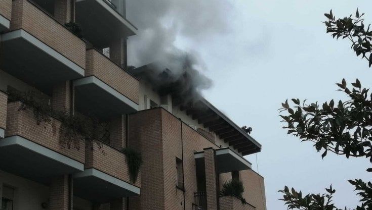 Collecchio, a fuoco il tetto di un palazzo: danni alla struttura, residenti in salvo