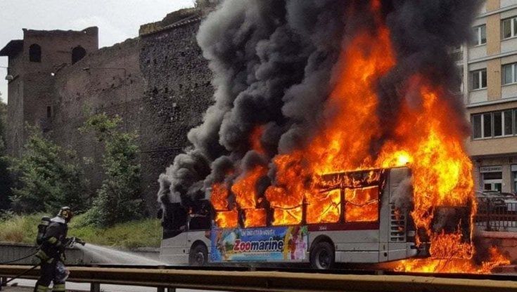Flambus, le accuse dei pm ad Atac: "Manutenzioni bluff, pochi controlli e ricambi da buttare"