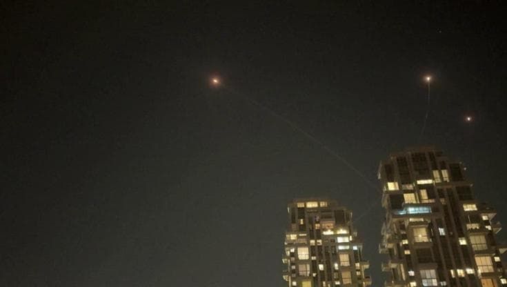 Tel Aviv, suonano le sirene e i missili solcano il cielo. La popolazione corre nei rifugi