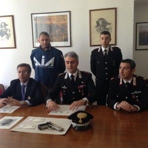 Ditta fallita non paga debiti<br />il creditore mostra la pistola