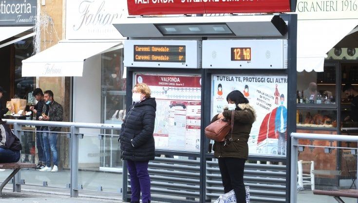 Quarantene e contagi, saltano i servizi: dai bus ai treni corse cancellate 