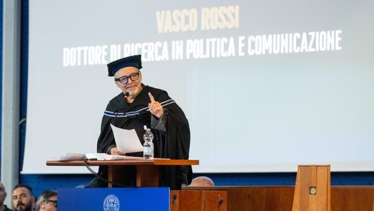 Vasco show a Fisciano, dottorato honoris causa: “La parola è un’arma potente”