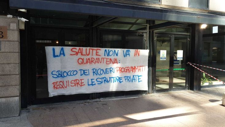 Napoli, striscioni di protesta davanti alla sede dell'Unità di crisi: "Tutela della salute"