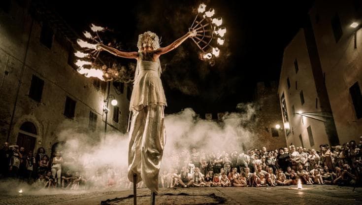 Certaldo capitale del teatro di strada: oltre 50 spettacoli da 8 paesi per "Mercantia"