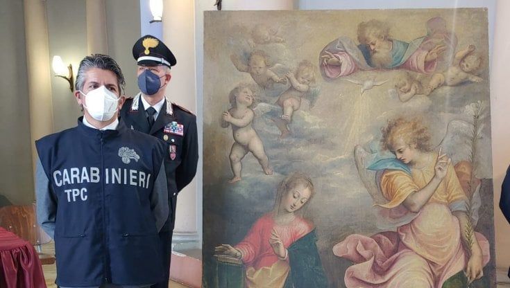 Ristruttura una casa e trova in soffitta due capolavori del Moncalvo: i carabinieri li restituiscono alla diocesi