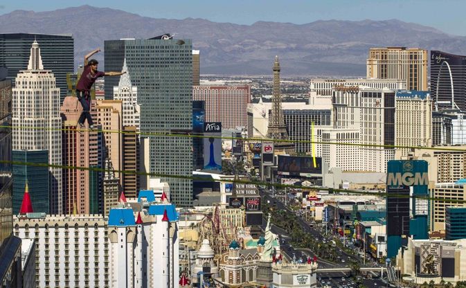 Las Vegas, passeggiata fra i grattacieli a 110 metri: &egrave; record