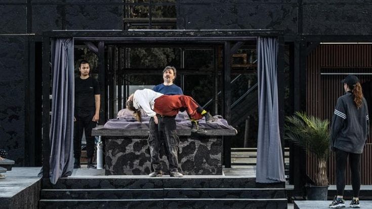 Filippo Dini: “Alcesti attraversa l’orrore nello stesso percorso delle donne vittime di violenza”