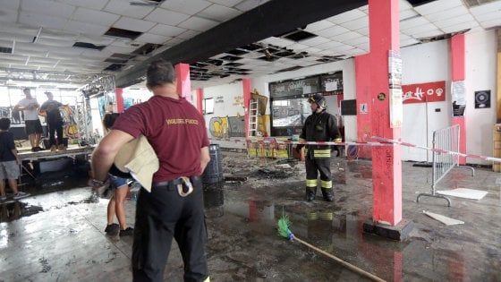 Milano, il Lambretta dopo l'incendio nel centro sociale: "E' stato doloso"