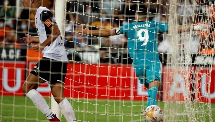 Spagna, il Real si scatena negli ultimi minuti ed è solo in vetta: Benzema stende il Valencia