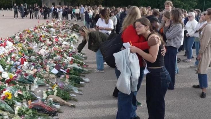 Norvegia, folla in lacrime al palazzo reale: "Re Harald era come il nonno gentile di tutti noi"