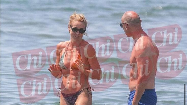 Salis sulla spiaggia e la destra con il vizio della gogna sessista
