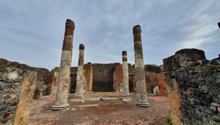 Pompei, restaurate le colonne della casa del Fauno