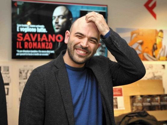 Milano, assalto alla Galleria per il firma-copie di Saviano
