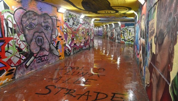 Fine del sottopasso-dormitorio, i clochard delle Cure trasferiti in un ricovero