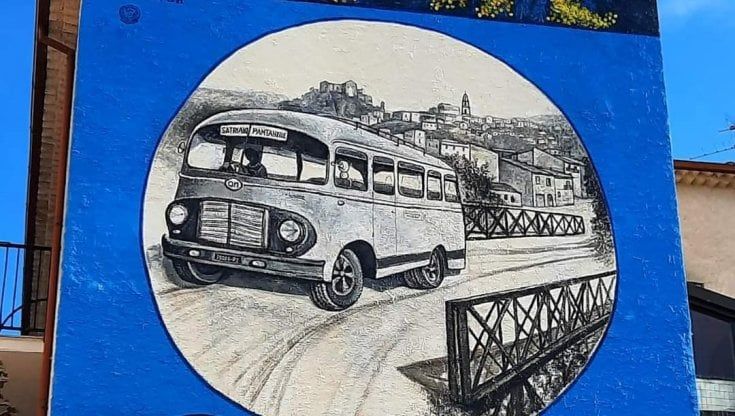 Potenza, a Satriano il murale dedicato alla prima autista di autobus al Sud