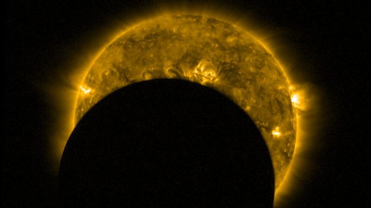 Eclissi, lenti speciali e naso in su, ma il prodigio del sole nero sarà soltanto per pochi