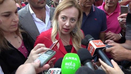 99 Posse contro Meloni: "Fascista, devi penzolare". La leader FdI: "Ma quanto sono tristi?"