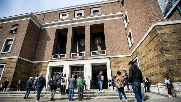 Business carta d’identità a Roma, le tariffe d’oro dei Caf per il rinnovo: “Fino a 100 euro”