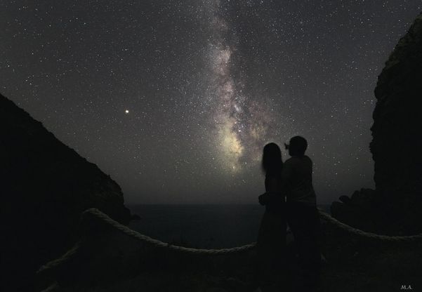 Ischia, niente luci artificiali: la baia della Pelara risplende della luce della Via Lattea