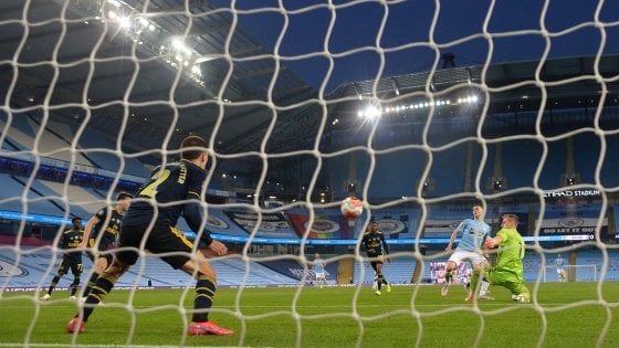 Premier, il City riparte con una vittoria: Sterling, De Bruyne e Foden affondano l'Arsenal