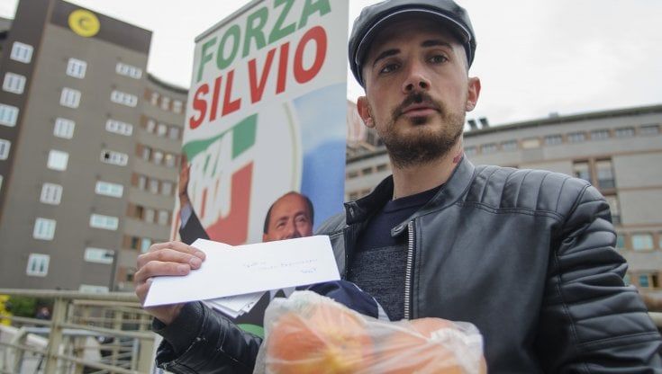 Il fan di Berlusconi dal Salento al San Raffaele: "Silvio mi segue con un tablet. Dalla Puglia mi arrivano messaggi e doni da consegnargli"