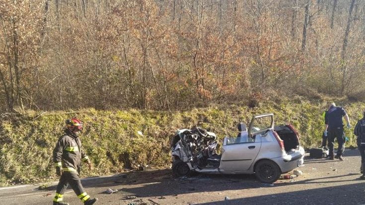 Scontro frontale auto-corriera sulla Provinciale, gravissimo un 22enne
