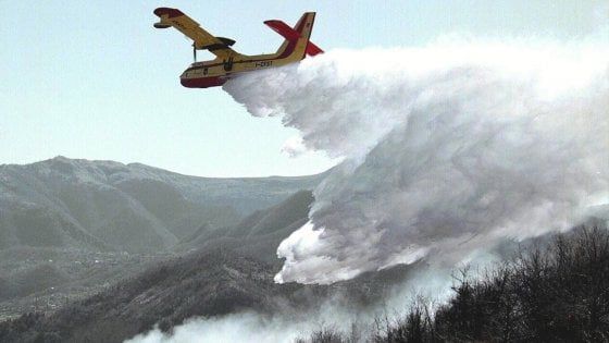 Livorno, incendio a Campiglia e in un capannone industriale nella zona nord della città
