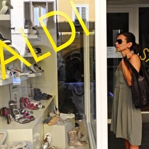 Scarpe, pelletteria, accessori: ecco cosa comprano gli italiani con gli aumenti in busta paga