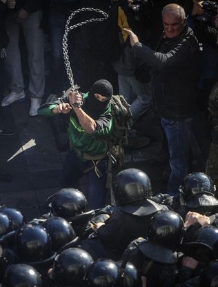 Kiev, scontri al Parlamento tra nazionalisti e polizia