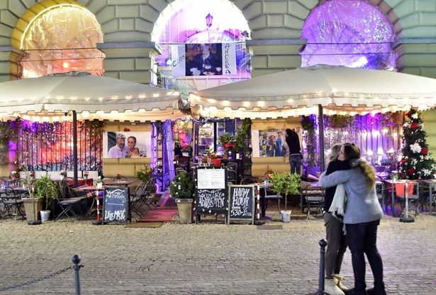 Milano, Le Trottoir saluta Andrea Pinketts: 3 gigantografie all'ingresso del locale
