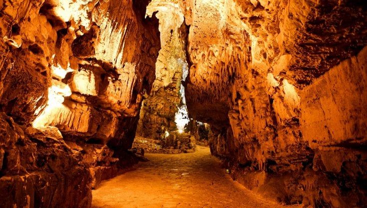 Puglia, alla scoperta di grotte e ipogei: i tour sotterranei tra natura, storia e spettacoli