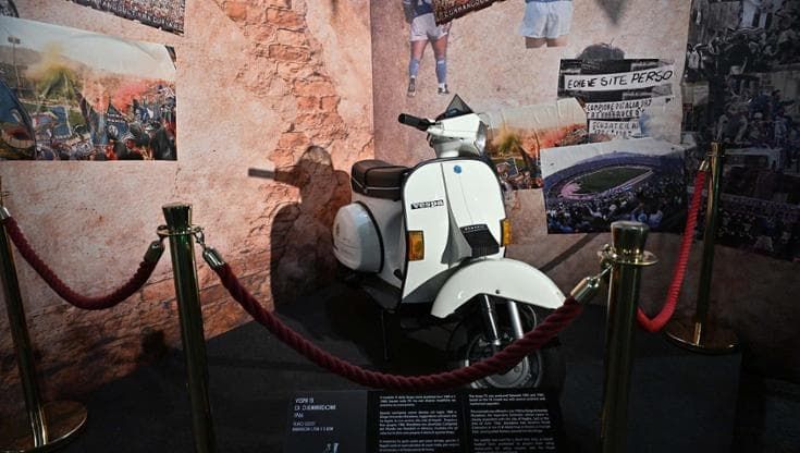 La Vespa di Maradona e la Cadillac di Totò in mostra al museo ferroviario di Pietrarsa